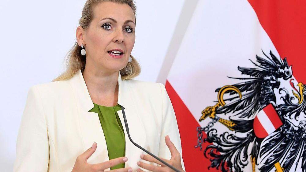 Familienministerin Christine Aschbacher (ÖVP) in der Kritik
