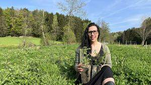 Nicole Reiter mit zweijährigen Jungpflanzen im Topf in ihrem Wildrosenfeld