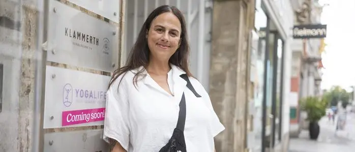 Nicki Vellick vor ihrem neuen Studio-Standort in der Herrengasse. Das Firmenschild hängt bereits. 