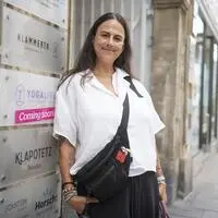 Nicki Vellick vor ihrem neuen Studio-Standort in der Herrengasse. Das Firmenschild hängt bereits.