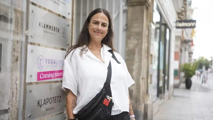 Nicki Vellick vor ihrem neuen Studio-Standort in der Herrengasse. Das Firmenschild hängt bereits.