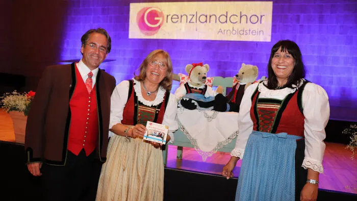 Am Foto von Links: Obmann Stefan Marko, Chorleiterin Prof. Hedi Preissegger und Marina Slanic, sie moderiert seit 26 Jahren die Chorabende vom Grenzlandchor Arnoldstein!