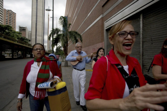 In Venezuelas Hauptstadt Caracas zieht eine Gruppe Katholiken Weihnachtslieder singend durch die Straßen.