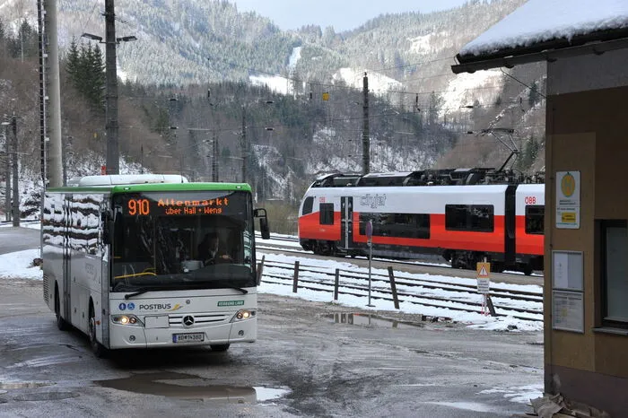 Umsteigen in den Bus. 57 Kilometer Zugsverbindung fehlen Montag bis Freitag bis Selzthal.