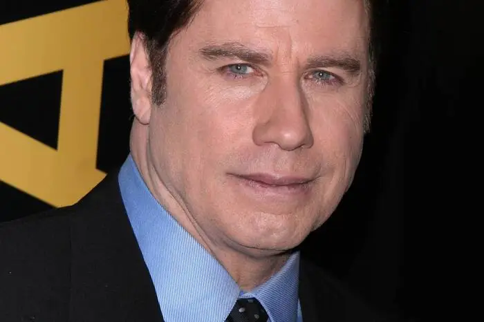 Grease-Schauspielstar John Travolta ist seit 1975 Mitglied von Scientology, auch seine verstorbene Frau gehörte der Religionsgemeinschaft an. Seine Familie sorgte 2009 für Aufregung, als ihr damals 16-jähriger Sohn Jett auf den Bahamas verstarb. Nach dem Unfall wurden Gerüchte laut, Travolta und Gattin Kelly hätten ihren Sohn nicht entsprechend behandeln lassen. Stattdessen sollen sie die von Scientology empfohlene Therapie aus Sauna, Vitaminen und gesunder Ernährung durchgeführt haben.