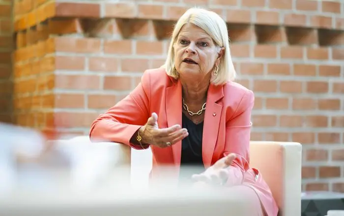 ABD0003_20250831 - WIEN - ÖSTERREICH: ++ HANDOUT ++ Verteidigungsministerin Klaudia Tanner (ÖVP) während eines Interviews mit der APA-Austria Presse Agentur am Montag 25. August 2025, in Wien. - FOTO: APA/HBF/CARINA KARLOVITS - ++ WIR WEISEN AUSDRÜCKLICH DARAUF HIN, DASS EINE VERWENDUNG DES BILDES AUS MEDIEN- UND/ODER URHEBERRECHTLICHEN GRÜNDEN AUSSCHLIESSLICH IM ZUSAMMENHANG MIT DEM ANGEFÜHRTEN ZWECK UND REDAKTIONELL ERFOLGEN DARF - VOLLSTÄNDIGE COPYRIGHTNENNUNG VERPFLICHTEND ++