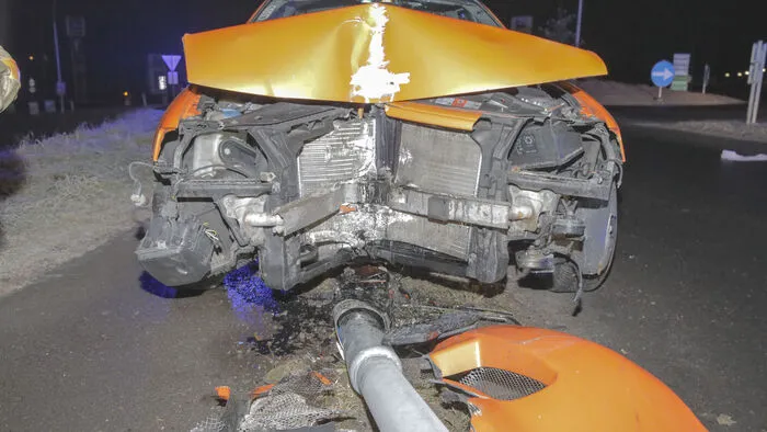 Ein Lenker fuhr in der Nacht auf Donnerstag mit seinem Auto in St. Stefan im Rosental direkt nach der Kreisverkehrsausfahrt frontal gegen einen Lichtmasten.