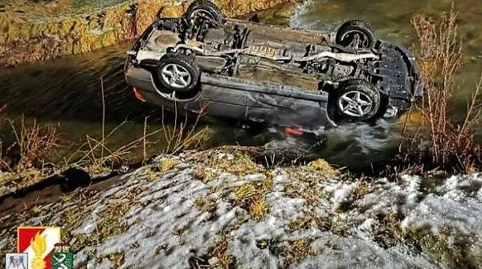 Das Auto kam auf dem Dach im Bach zum Liegen