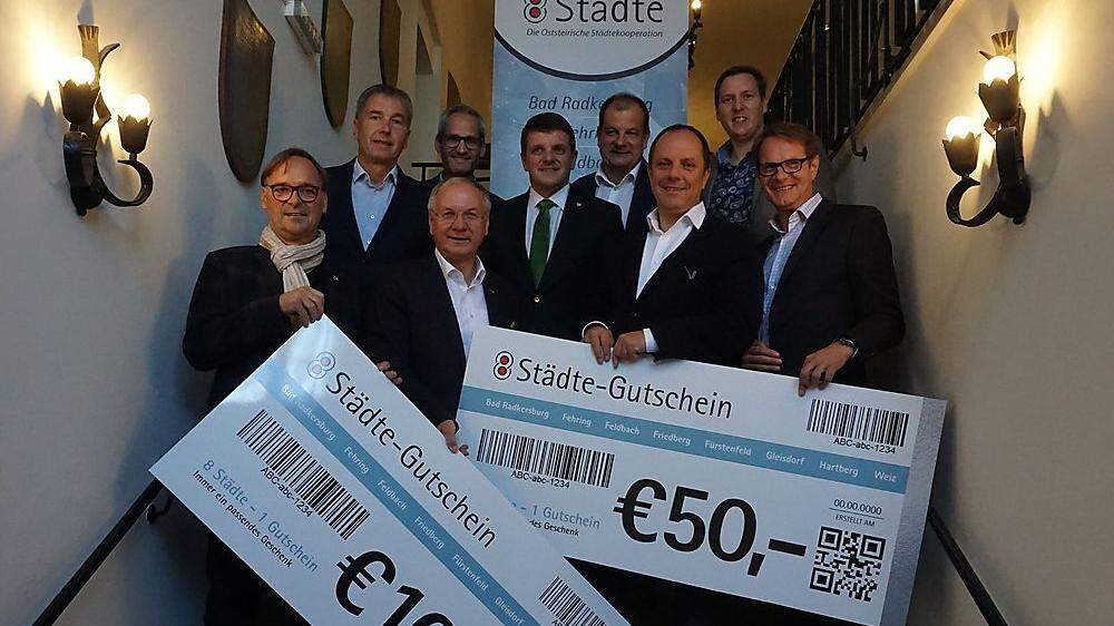 Die Bürgermeister der Oststeirischen Städtekooperation präsentieren stolz den neuen 50-Euro-Gutschein 