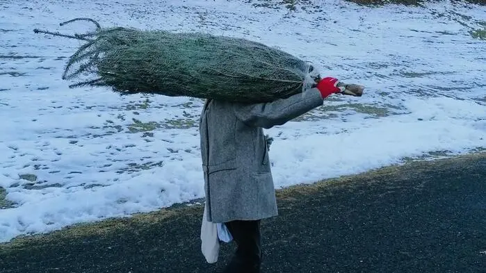 „Wenn der Weihnachtsmann dem Christkind hilft“ titel Leser-Reporterin Verena Pretschuh aus Bruck ihr Bild.