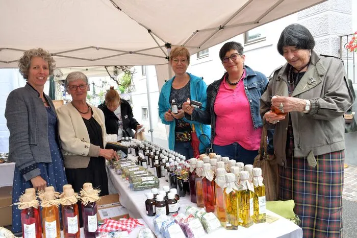 An den Marktständen gibt es ein reichhaltiges Angebot an Kräuterprodukten aller Art.