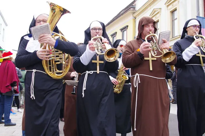 Vor so viel Publikum rissen sich die Musikerinnen und Musiker ganz besonders am Riemen.