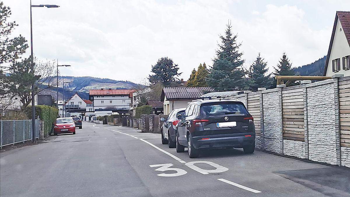 Die Randlinie in der Rennerstraße dient als Abgrenzung für Fußgänger vom Autoverkehr und nicht als Parkplatz