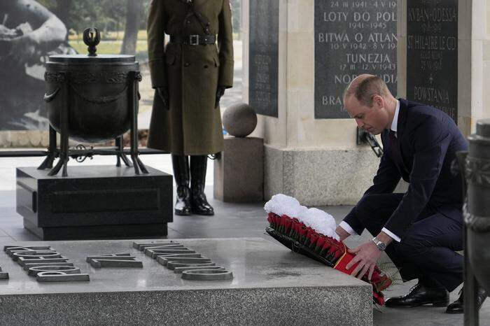 Am Grabmal des unbekannten Soldaten legte William einen Kranz nieder, wie bereits seine Großmutter Queen Elizabeth II. bei einem Besuch 1996