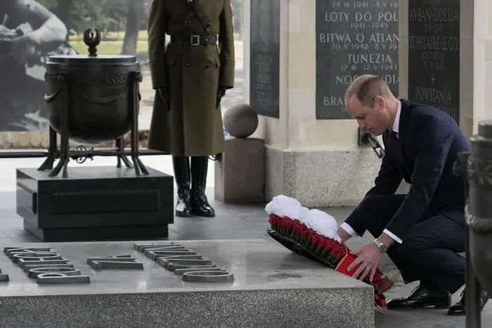 Am Grabmal des unbekannten Soldaten legte William einen Kranz nieder, wie bereits seine Großmutter Queen Elizabeth II. bei einem Besuch 1996