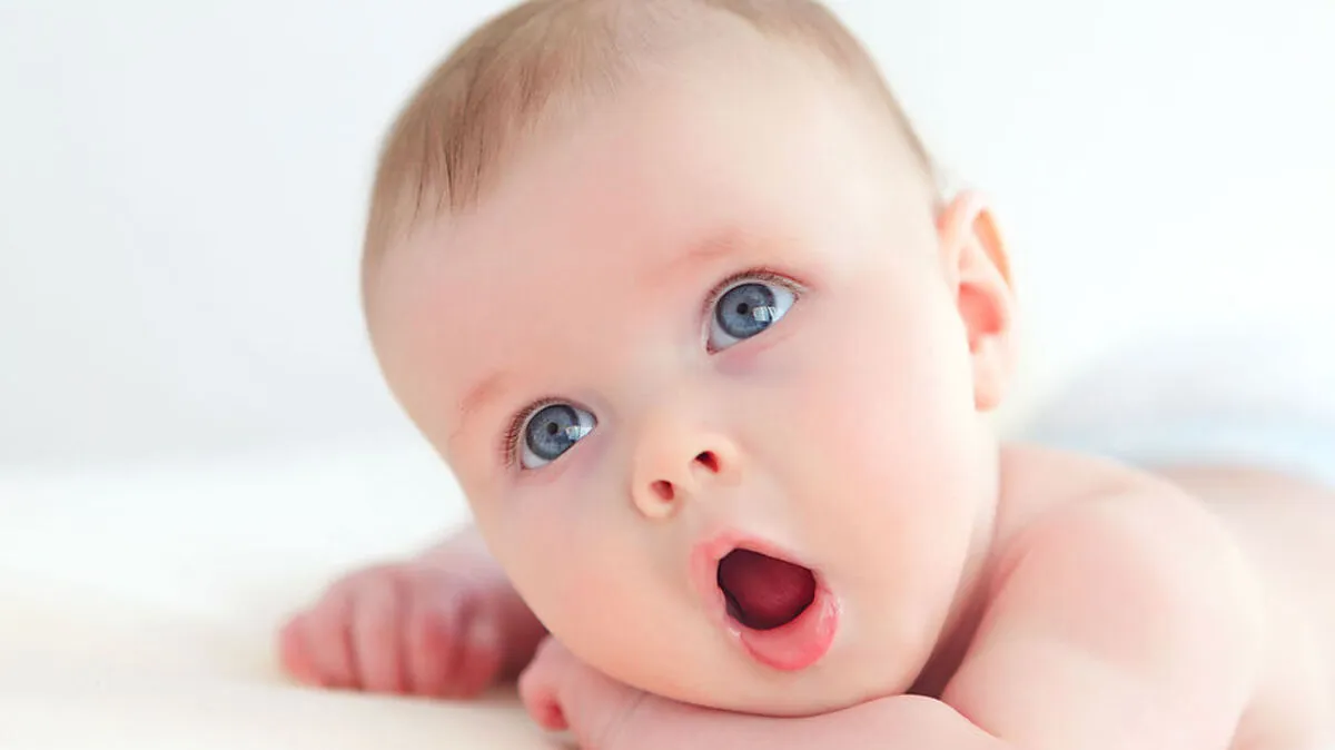 Babys hören am lieben ihren Altersgenossen zu