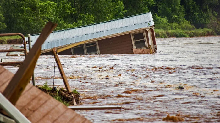 Schwere Regenfälle haben im US-Bundesstaat Oklahoma einen Fluss über die Ufer treten lassen.