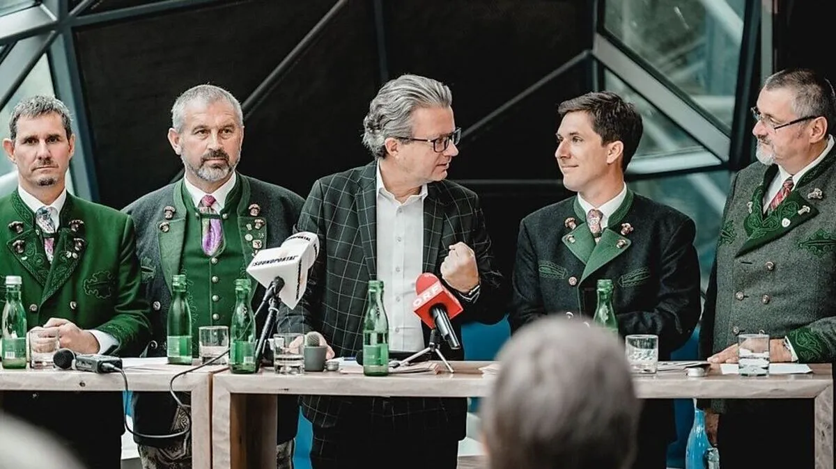 Christopher Drexler mit den Bürgermeistern Gerald Loitzl (Altaussee), Franz Frosch (Bad Aussee), Franz Steinegger (Grundlsee) und Klaus Neuper (Bad Mitterndorf) 
