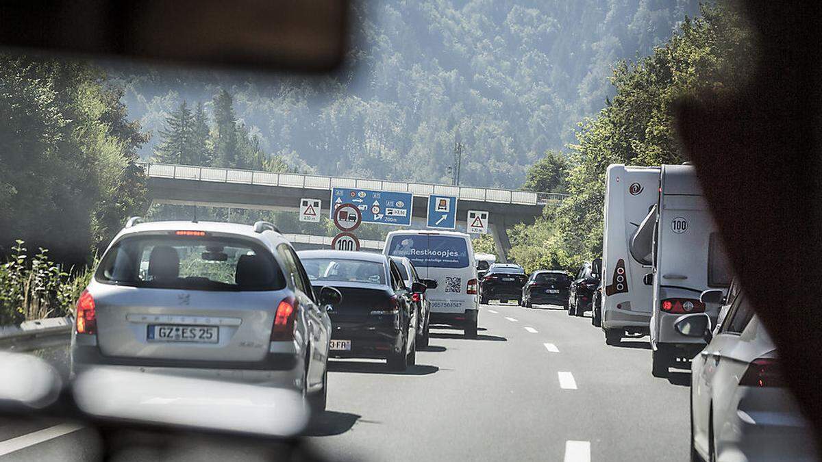 Vor dem Karawankentunnel auf der A 11 staut es sich zeitweise bis zu acht Kilometer zurück	