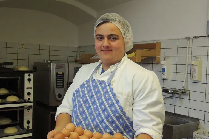 Roland Prelec holt derweilen frische Eier für die Pinzen und die zweite Partie der Osterbrote