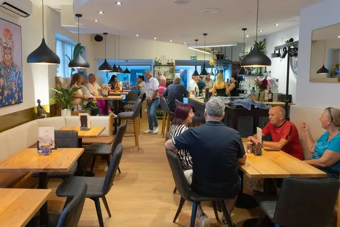 Bar und Co zeigt sich am neuen Standort modern, gemütlich und bleibt ein beliebter Treffpunkt im Herzen von Hartberg. 