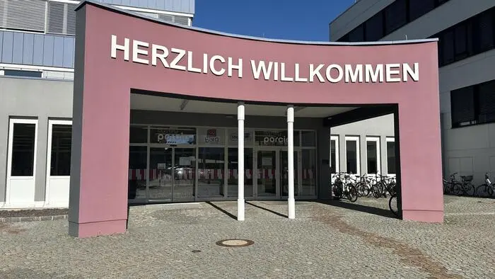 Gebäude vom BORG Spittal mit der Aufschrift Herzlich Willkommen