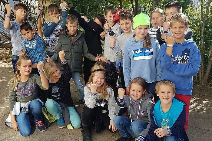 "Seit 1.Oktober sind wir, die 4c-Kängurus der VS Gleisdorf, schon umterwegs mit unseren coolen Schrittzählern! Tausende Schritte sind schon mit Begeisterung gezählt... und fleißig laufen wir ein paar Runden ums Schulhaus, macht ordentlich Spaß!" :-)