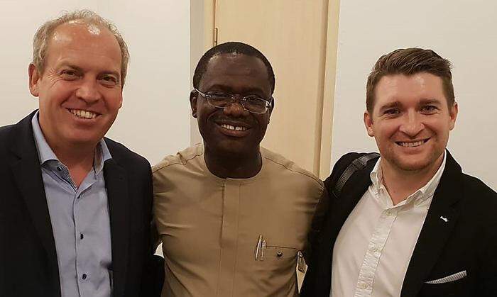 Gottfried Reither und Markus Maierhofer von Komptech mit Joseph Siaw Agyepong von der Jospong-Gruppe (Mitte) vor Ort in Ghana 