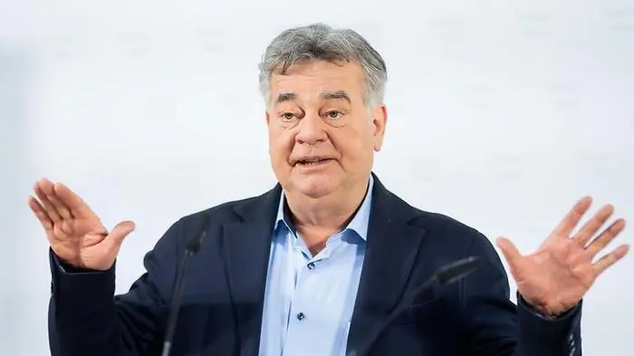 „Das ist eine Vergiftzwergung von Parteiobleuten. (…) In Wahrheit ist das ein Volkskanzler, der vom Volk davonrennt.“ – Vizekanzler Werner Kogler (Grüne) findet das sehr treffend.