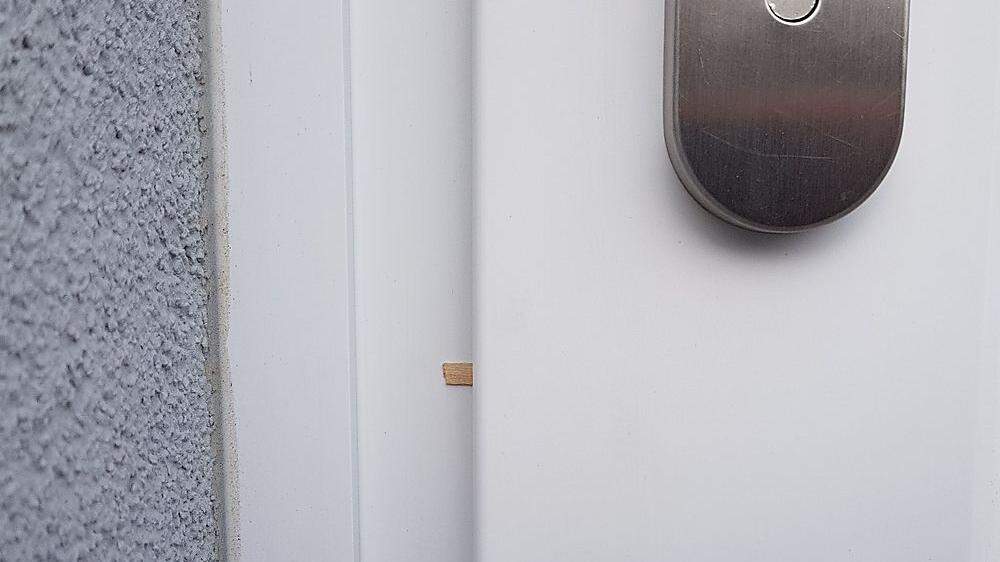 Gauner-Markierung: Holzspan in der Tür