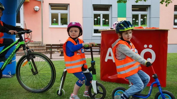 Mit viel Elan meisterten die Kinder des Kindergartens Krems-Voitsberg den Geschicklichkeitsparcours, den die Arbö-Mitarbeiter aufgebaut hatten.