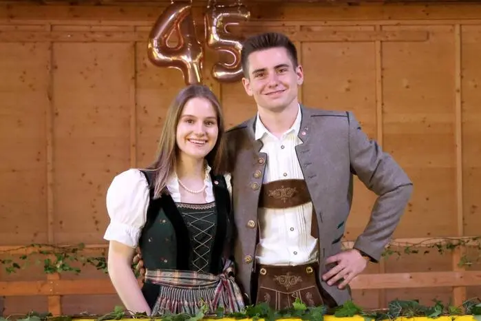 Das Glas auf das Jubiläum erhoben unter anderem LJ-Obmann Julian Jandl und LJ-Leiterin Magdalena Tomaschitz (Foto), Hautarzt Martin Inzinger, Sänger-Urgestein Werner Kraßnitzer, Trafikant Karl Besold sowie Stadtrat Manfred Kerschbaumer. Ein Video von der Jubiläumsfeier gibt es auf Facebook Kleine Zeitung St. Veit/Feldkirchen zu sehen. Klicken Sie sich durch die Fotogalerie!