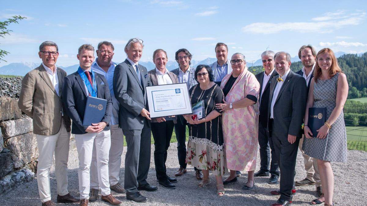 Die Gründungsmitglieder mit Präsident Patrick Schliefnig (2. von links) Governor Leo Steiner (4. von links), Assistant Governor Wolfgang Mikschovsky (links)