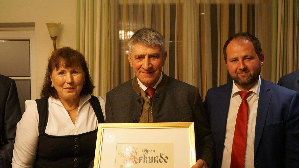 Josef Konrad (in der Mitte) mit seiner Ehefrau Gisela und Bürgermeister Thomas Seelaus