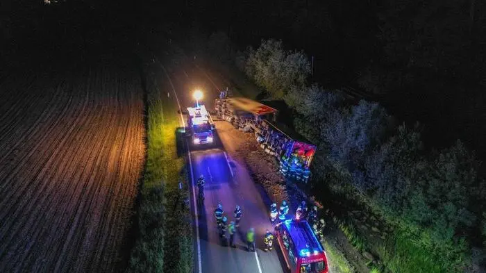 In der Nach auf Samstag kam es auf der B63 im Bezirk Hartberg-Fürstenfeld zu einem Unfall. Der Lenker eines Lkw-Zugs wich  - eigener Aussage zufolge - einem Reh aus.