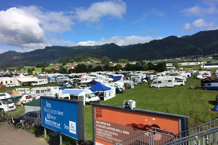 Die Stimmung auf den Campingplätzen ist rund um die Uhr bestens.