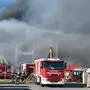Zahlreiche Feuerwehr-Fahrzeuge und dichter Rauch