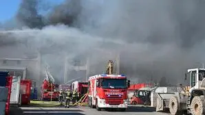 Zahlreiche Feuerwehr-Fahrzeuge und dichter Rauch