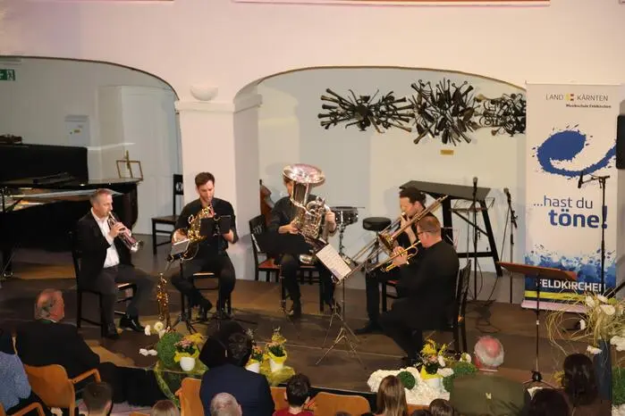 Brass Quintett

Christian Duss - Trompete

Gerald Zaminer - Trompete

Hannes Burgstaller - Horn

Philipp Fellner - Posaune

Daniel Mascher – Tuba
Suite.

1. Allemande

2. Sarabande

3. Gavotte.


Von Dieter Wendel (*1965).

