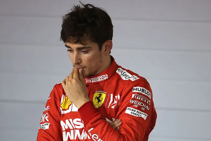 Vettel erwischt ein falsches Setup, während der von der Pole-Position aus gestartete Leclerc diesmal die Stallorder missachtet, aber wegen eines Zündungsdefekts das Rennen verliert.