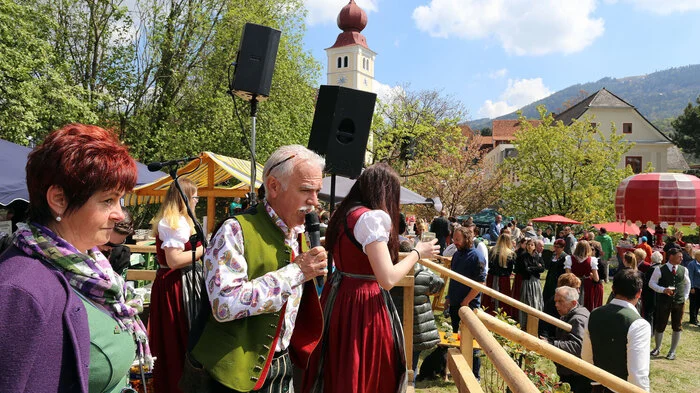 Auch diesmal konnte der Obmann der Apfelstraße, Franz Meißl, gemeinsam mit der Frau Bürgermeister Gerlinde Schneider unzählige Besucher, unter ihnen auch LAbg. Bernhard Ederer und die Genusswirte aus Schladming begrüßen.