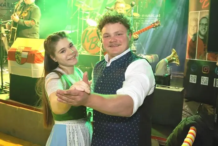 Für den Auftanz sorgten die Landjugendgruppen Bad St. Leonhard (Foto) und Treffen, für die Mitternachtseinlage zeigte die LJ Klein St. Veit verantwortlich. Mit mitreißender Live-Musik durch die „Kärntner Buam“ und angesagten DJ-Sounds (DJ-Team) war für jeden Geschmack etwas dabei. Ein besonderes Highlight bildete die gelungene Kombination aus traditionellem Flair und moderner Partystimmung. 