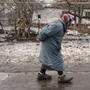 In der Ostukraine werden nach einem Angriff Einschusslöcher begutachtet