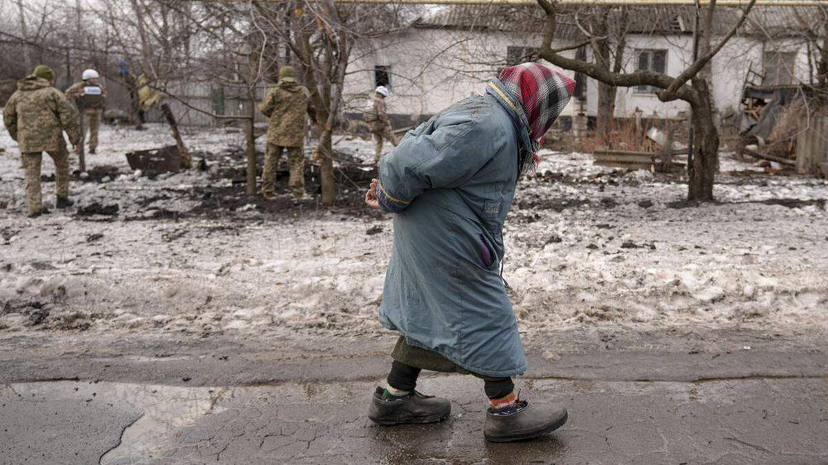 In der Ostukraine werden nach einem Angriff Einschusslöcher begutachtet