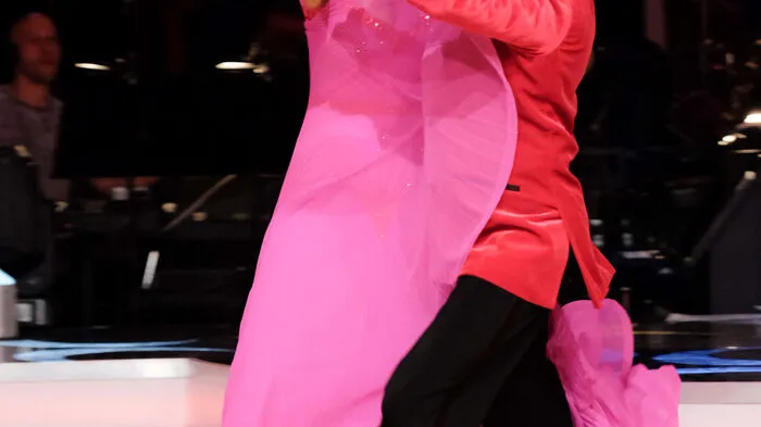 TV-Moderatorin Eser Ari-Akbaba und Danilo Campisi legten einen Quickstep zu Amy Winehouses "Valerie" hin ...  