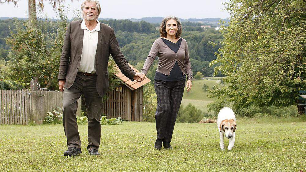 Peter Simonischek und Brigitte Karner auf ihrem Anwesen im Bezirk Hartberg-Fürstenfeld