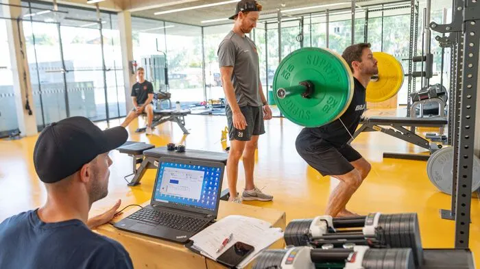 Kniebeugen mit ein paar Kilos extra auf den Schultern - explosiv wurden die Knie dann gestreckt