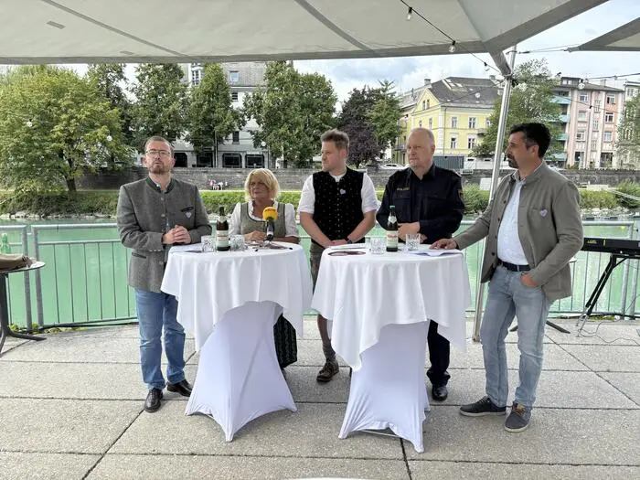 Bei der Pressekonferenz an den Drau-Terrassen wurden das Programm, das Sicherheitskonzept und die Neuheiten vorgestellt. Am Bild: Stadtmarketing Geschäftsführer Pierre Bechler, Vizebürgermeisterin und Kirchtagsverein Obfrau Gerda Sandriesser (SPÖ), Bauerngman Großbauer Kurt Maschke, Stadtpolizeikommandant Erich Londer und Brauunion Verkaufsdirektor Süd Oliver Plieschnig