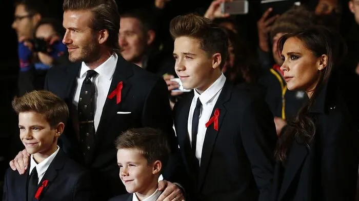 David und Sohn Brooklyn Beckham mit Victoria, Romeo und Cruz
