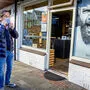 Mark Rutte vor einem Barbarshop